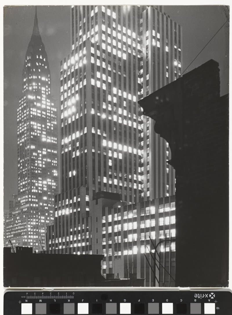 Chrysler Building en Daily News Building bij nacht, New York
